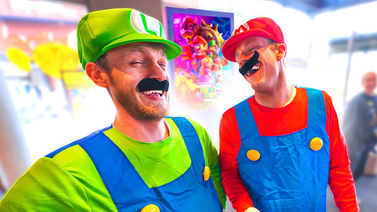 VERKLEED ALS MARIO & LUIGI NAAR DE BIOSCOOP! 