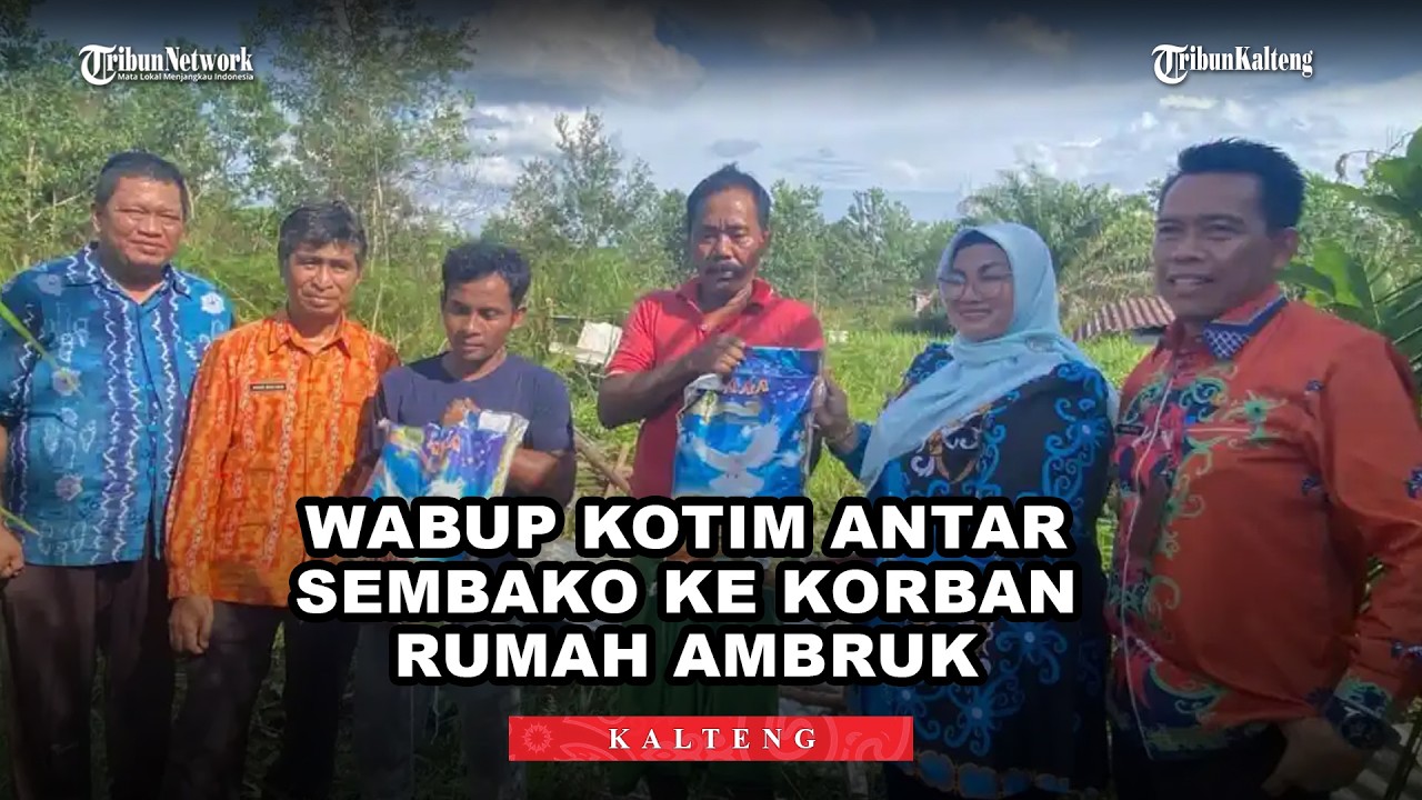 Wabup Kotim Jalan Kaki Antar Sembako ke Korban Rumah Ambruk, Petugas Evakuasi Motor dari Reruntuhan