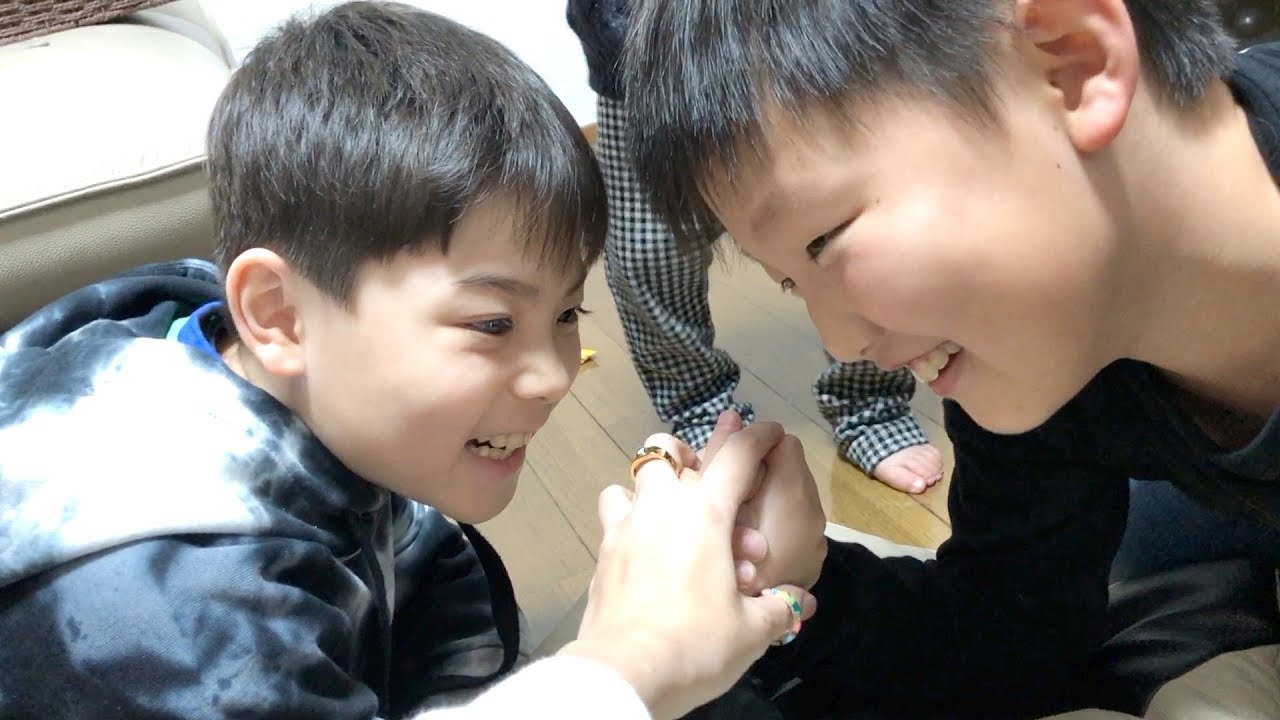 いおりくんとこころくん腕相撲強いのはどっち⁉️😆ママ対決もしたよ😍【ココロマン普段の様子】
