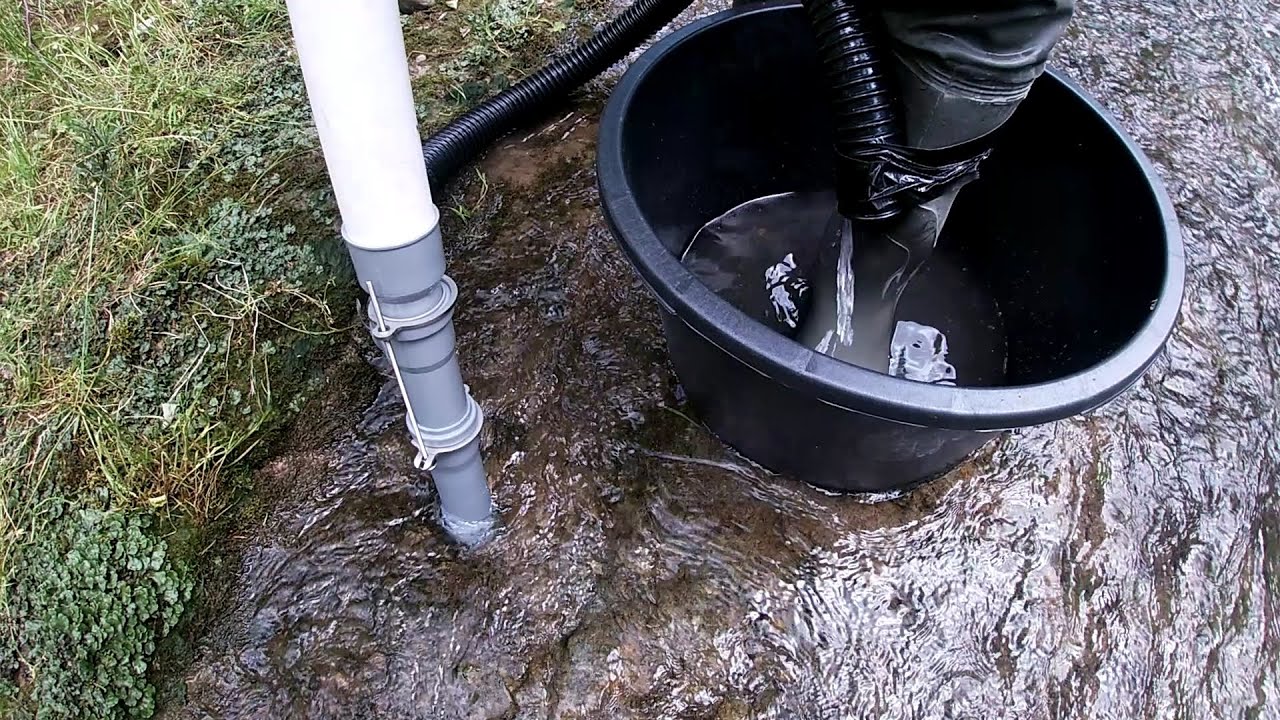 Goldwaschen mit der Henderson Pumpe am Nagelfluh Bachbett Goldmining Henderson Dredge Conglomerate