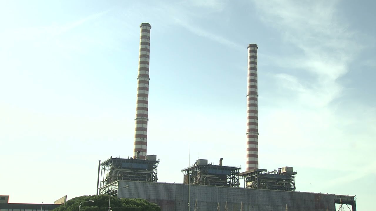 Il momento del crollo delle due ciminiere dell’ex centrale Enel di Tor del Sale, a Piombino