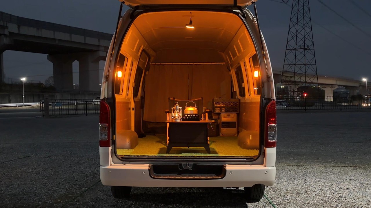 道の駅で過ごす静かな夜。仕事終わりのハイエース車中泊 | Van Life Japan