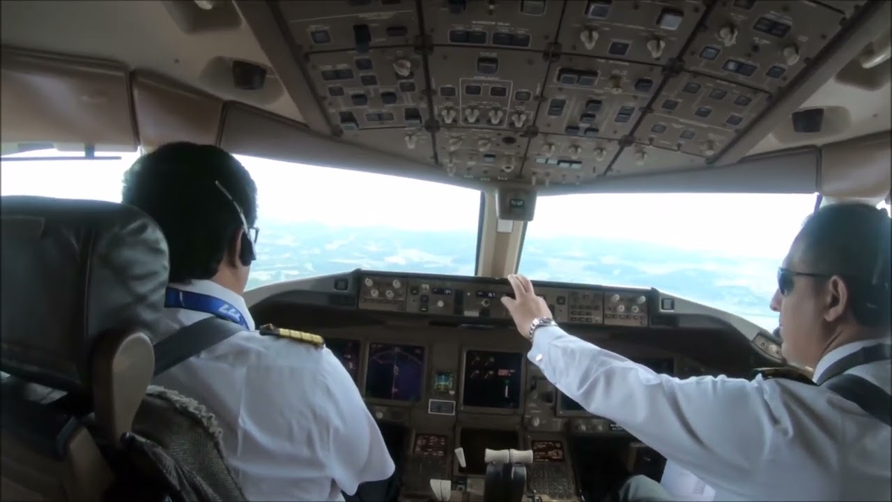 PIA Boeing 777 200 Approach | Narita International Airport | JAPAN | Capt Aurangzeb | FO Zahid