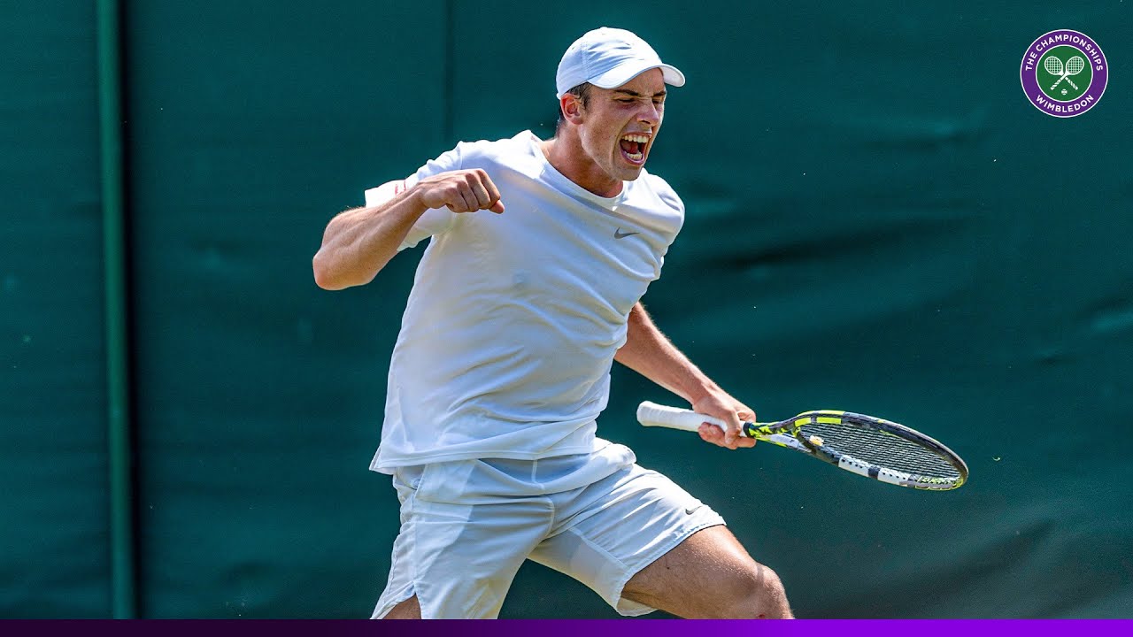 UNBELIEVABLE moment British Qualifier Oliver Tarvet books match with Carlos Alcaraz | Wimbledon 2025