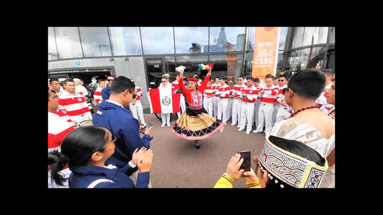 Sail 2025  Peruaanse danseressen van tallship B A P  Union op de Sumatrakade Amsterdam