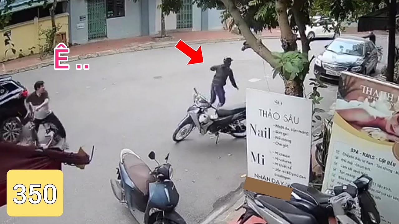 T&ecirc;n trộm khi đang bẻ kh&oacute;a trộm xe th&igrave; anh trai chạy xe đến rượt trộm bỏ chạy lu&ocirc;n.