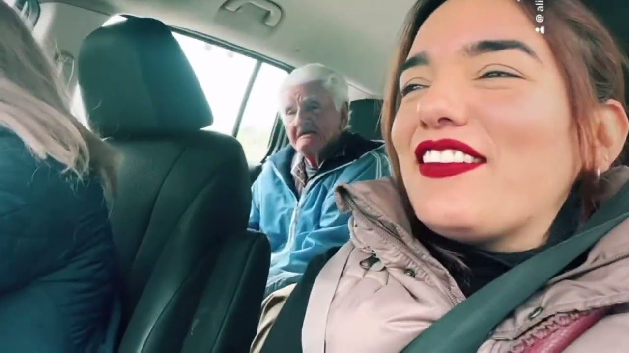 Entre más pasan los años el viejito con sus enojos, resabios me da una risa, 🥰