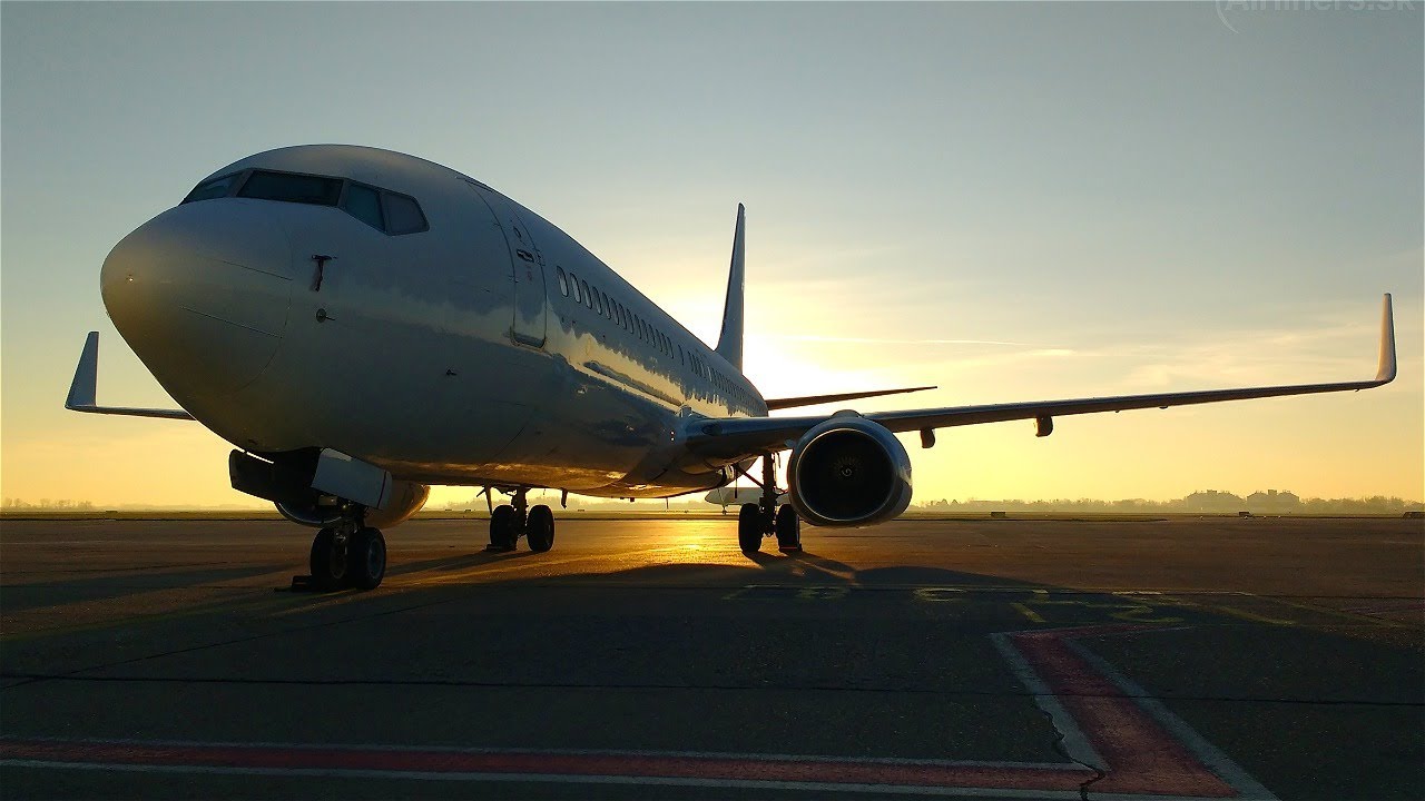 [REAL ATC] Travel Service B738: Departing Bratislava Rwy 04