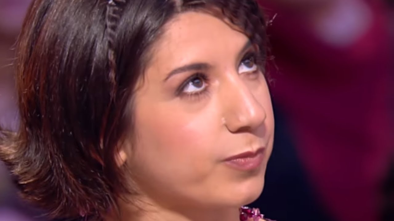 Un père fond en larmes devant ses filles