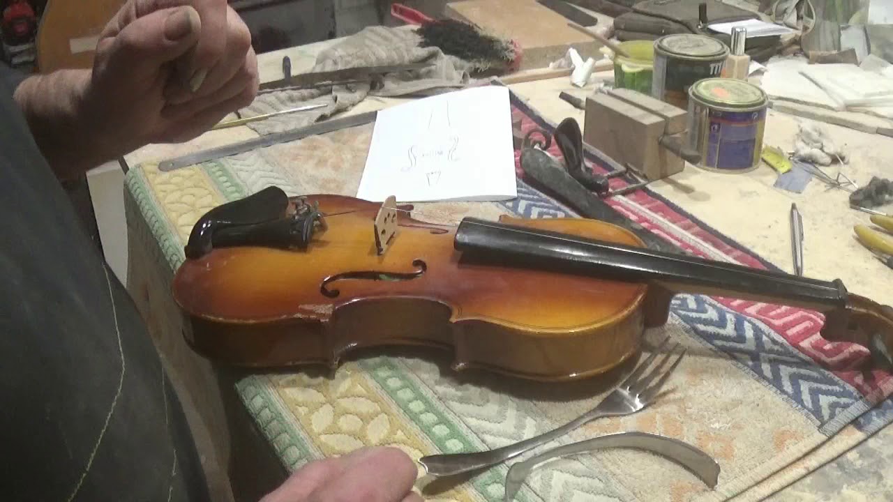 Colocación del alma de un violín con dos tenedores.