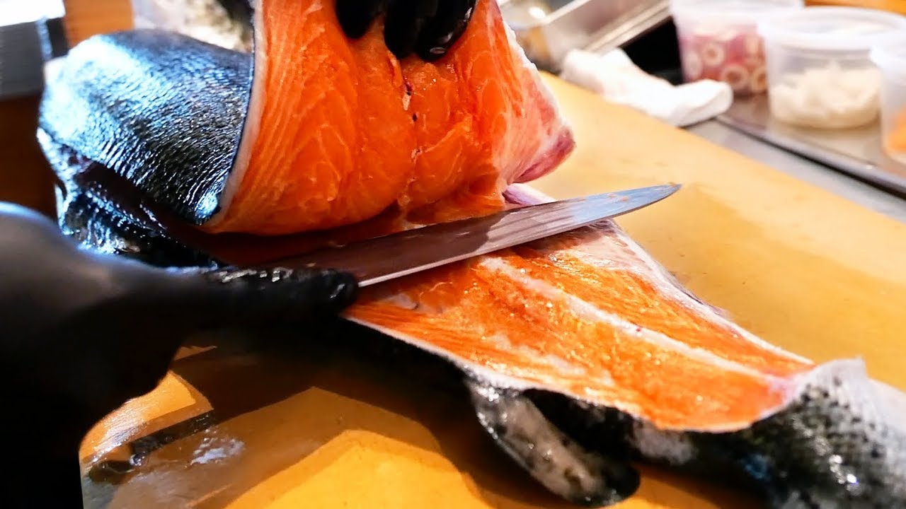 Японская еда - Гигантский лосось и Тунец и морской лещ сашими морепродукты
