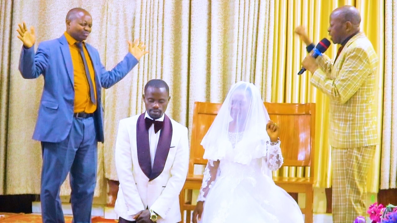 UMVA PASTOR USETSA YIGISHA:ABAGENI NABO BIRABARENZE: SATANI YARI ABICIYE UBUKWE NONE ARAMWAYEEE!!