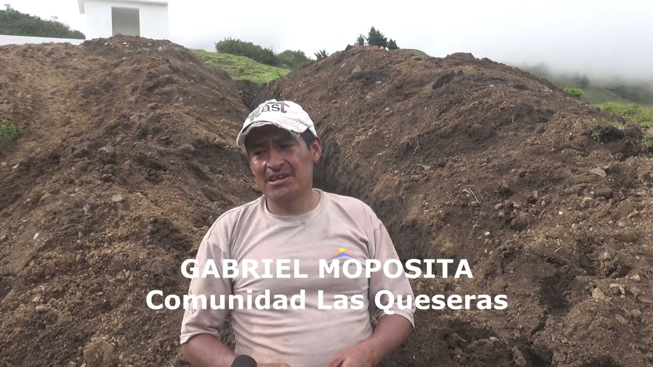 Las Queseras participa de mingas para la colocación de tuberías del sistema de agua potable.
