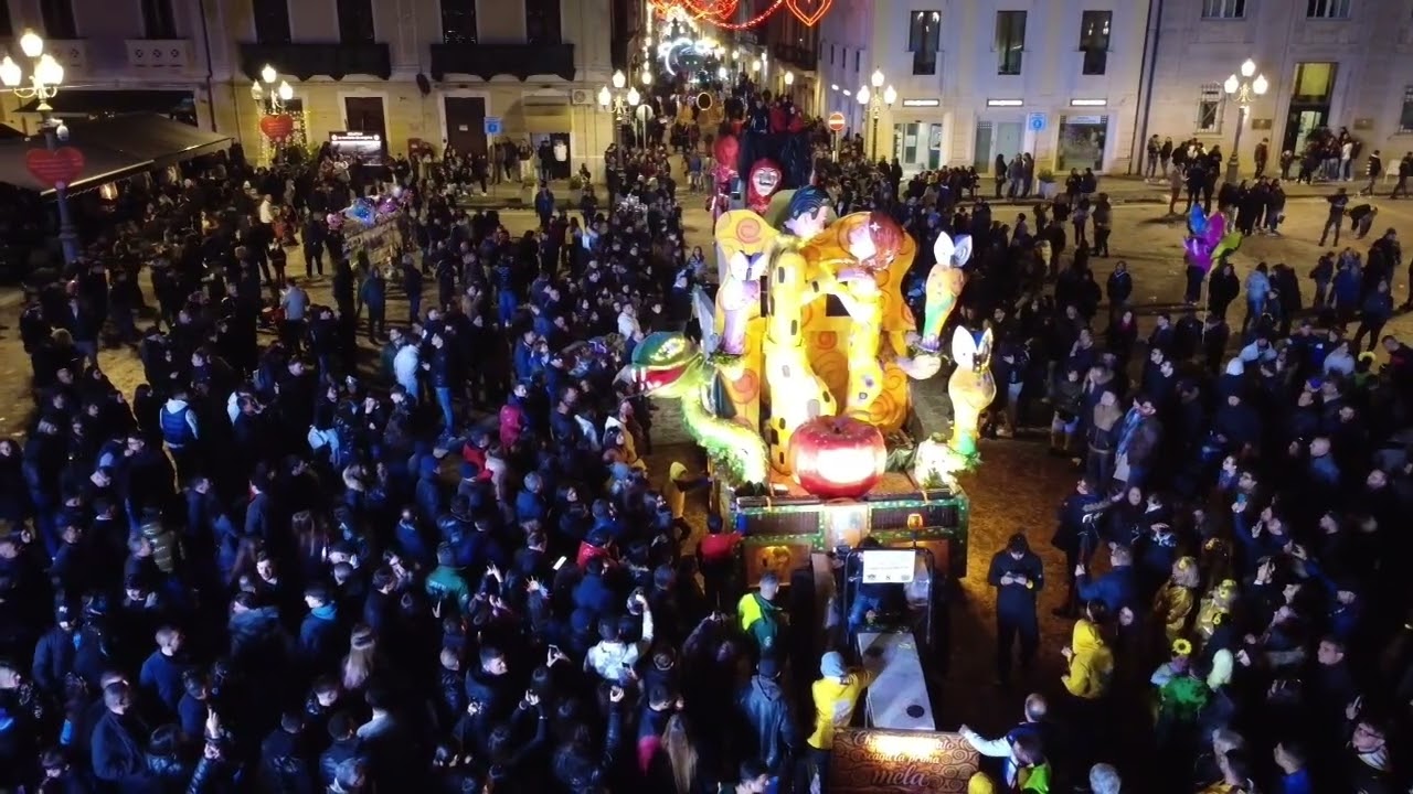 Carnevale di Palmi 2026       Carro allegorico CHI È SENZA PECCATO SCAGLI LA PRIMA MELA - BARRITTERI