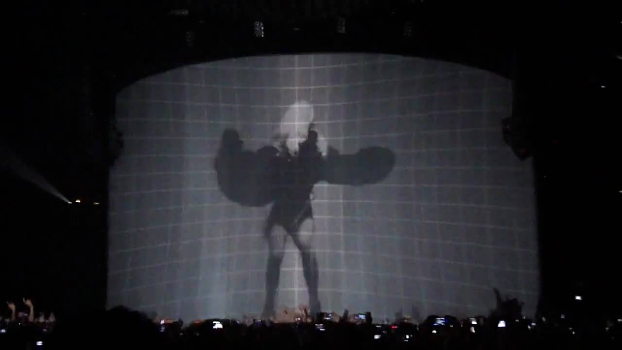 Lady Gaga - The Monster Ball Tour - Intro + Dance in the dark - Paris - 22th may 2010