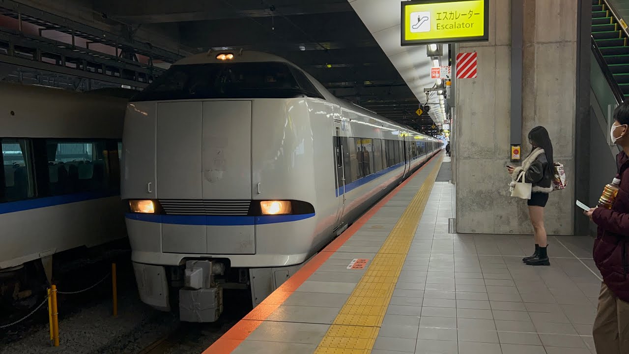 入線するサンダーバード10号
