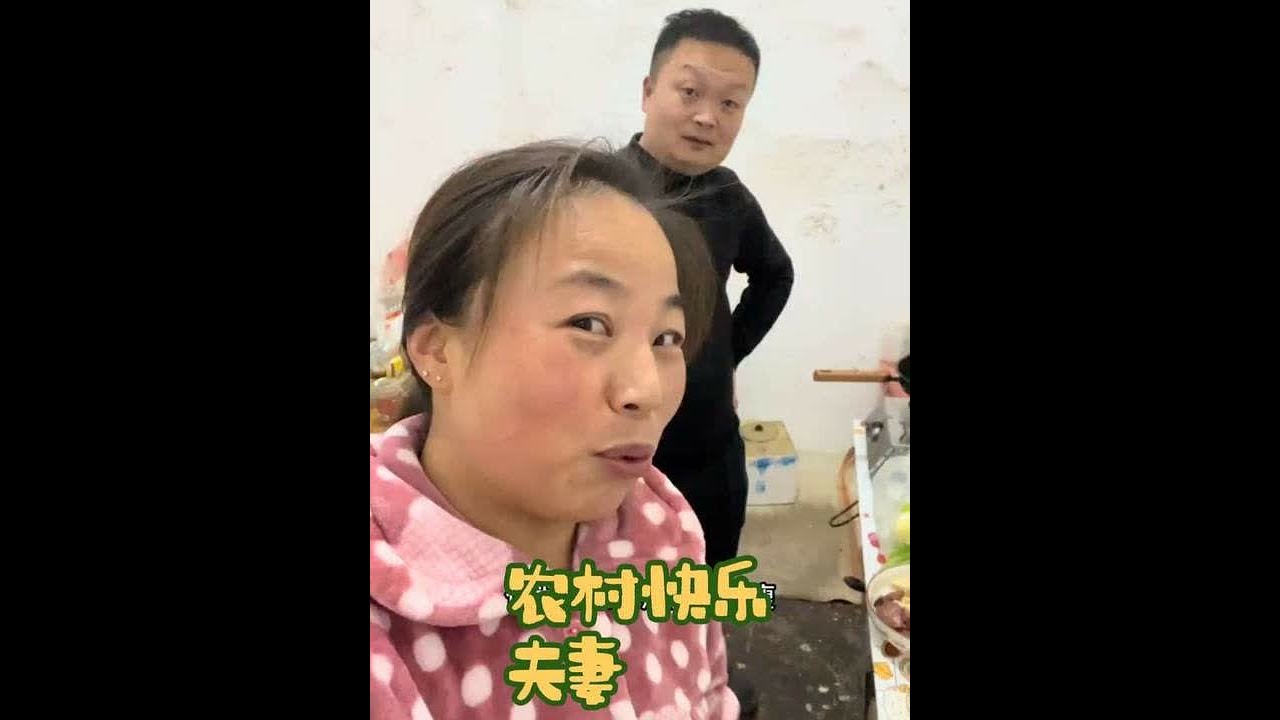 裤衩子都穿高腰的了，接电话也开免提了，开始攒塑料袋了 睡觉也打呼噜了，买衣服要大码的，否则嘞的慌，喜欢听戏了，也不喝凉水了，甜的糕点也嫌腻了，取件码走一路念一路，走到快递站还是忘了，看到别人打广告送