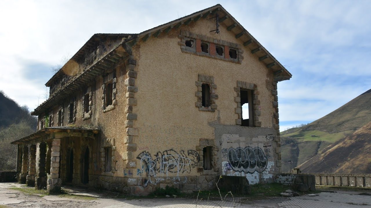 Estación abandonada de Yera (Cantabria), F.C. Santander-Mediterráneo del Túnel de la Engaña
