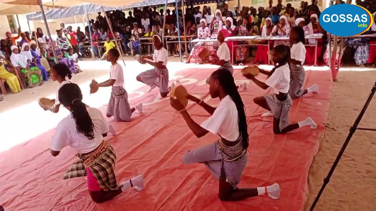 Gossas: Commune de Mbar: Danse traditionnelle sérère des élèves du CEM de Darou Marnane.