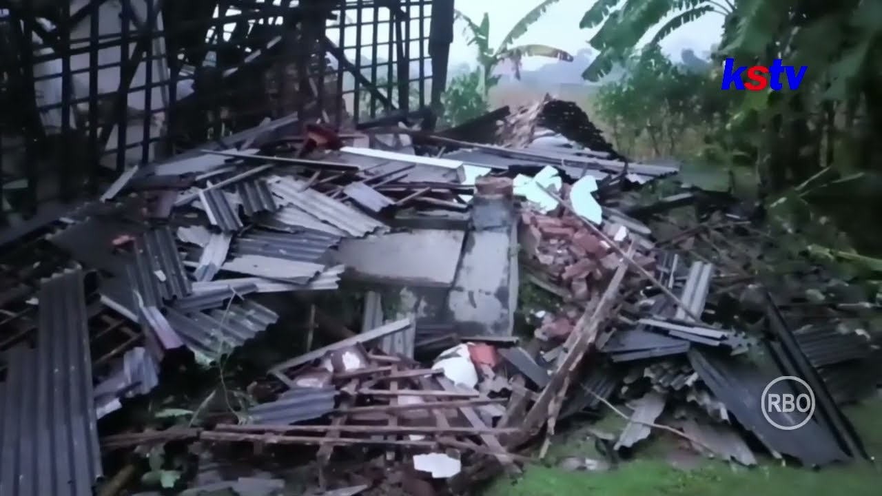 TULUNGAGUNG - RUMAH WARGA DI TULUNGAGUNG AMBRUK DITERJANG ANGIN PUTING BELIUNG