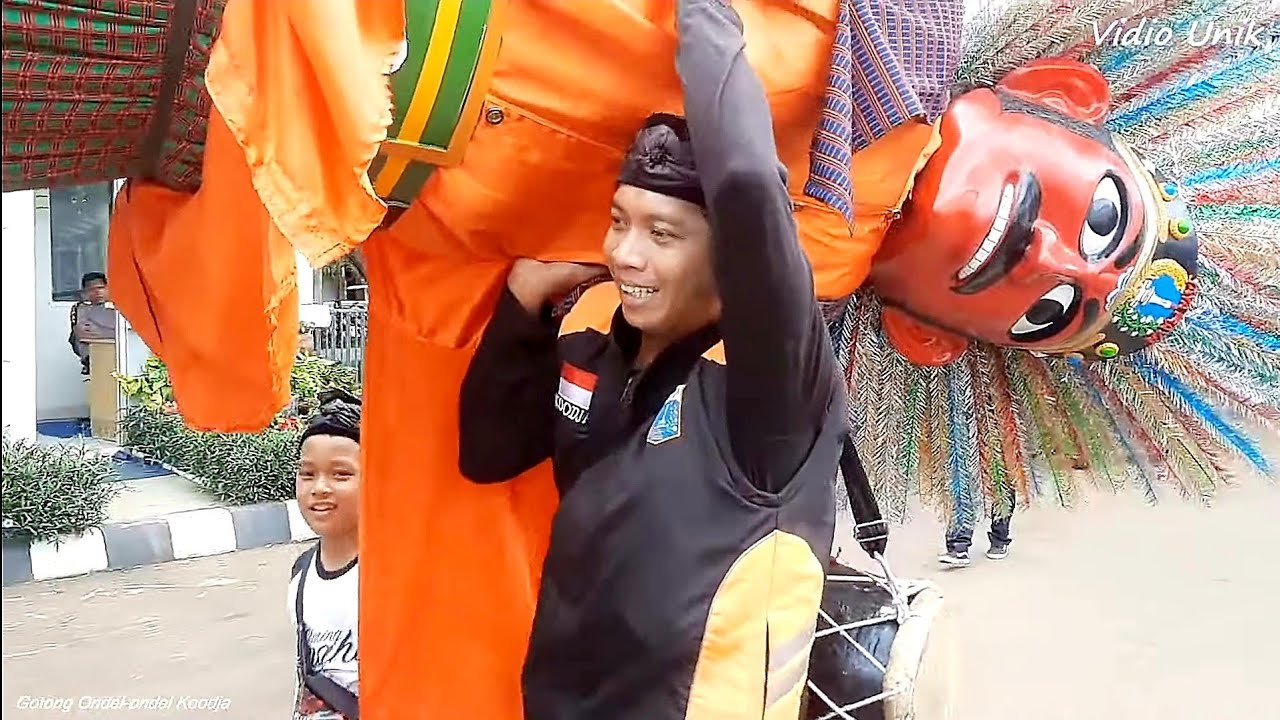 Ondel-ondel di Gotong | Proses Ondel ondel Naik Mobil Angkot