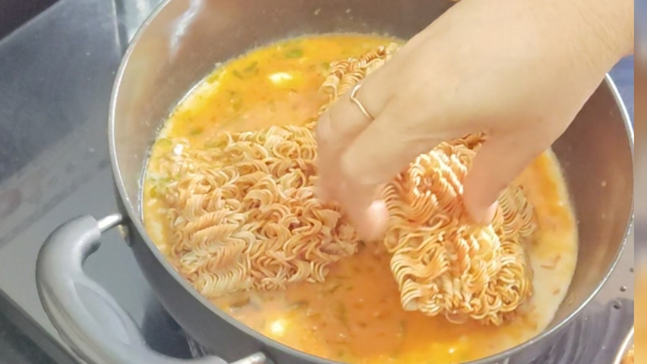  Restaurant Style Cheese Garlic Maggi 🧀🧄 | Easy Maggi Recipe