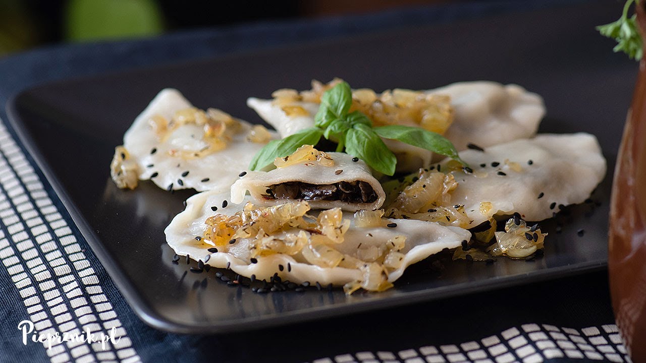 Pierogi z lejkowcami dętymi i pieprznikami trąbkowymi. Przepyszne!