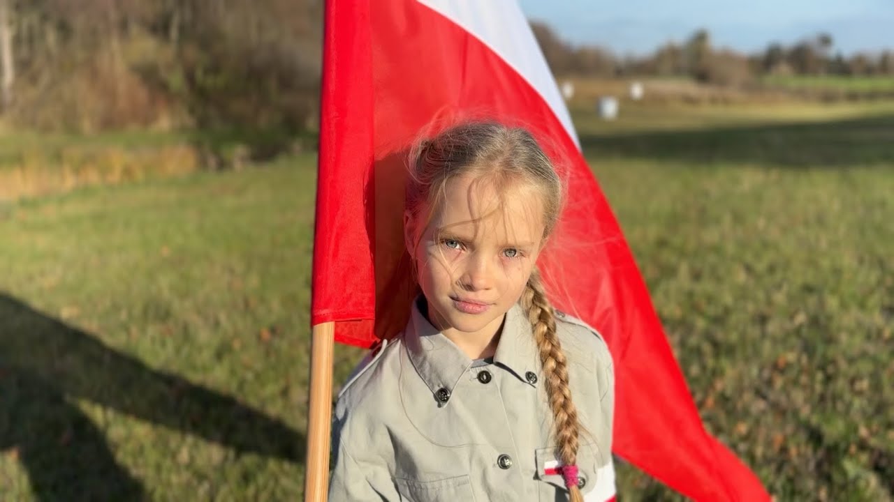 Rozkwitały pąki białych róż  KALINUTKI