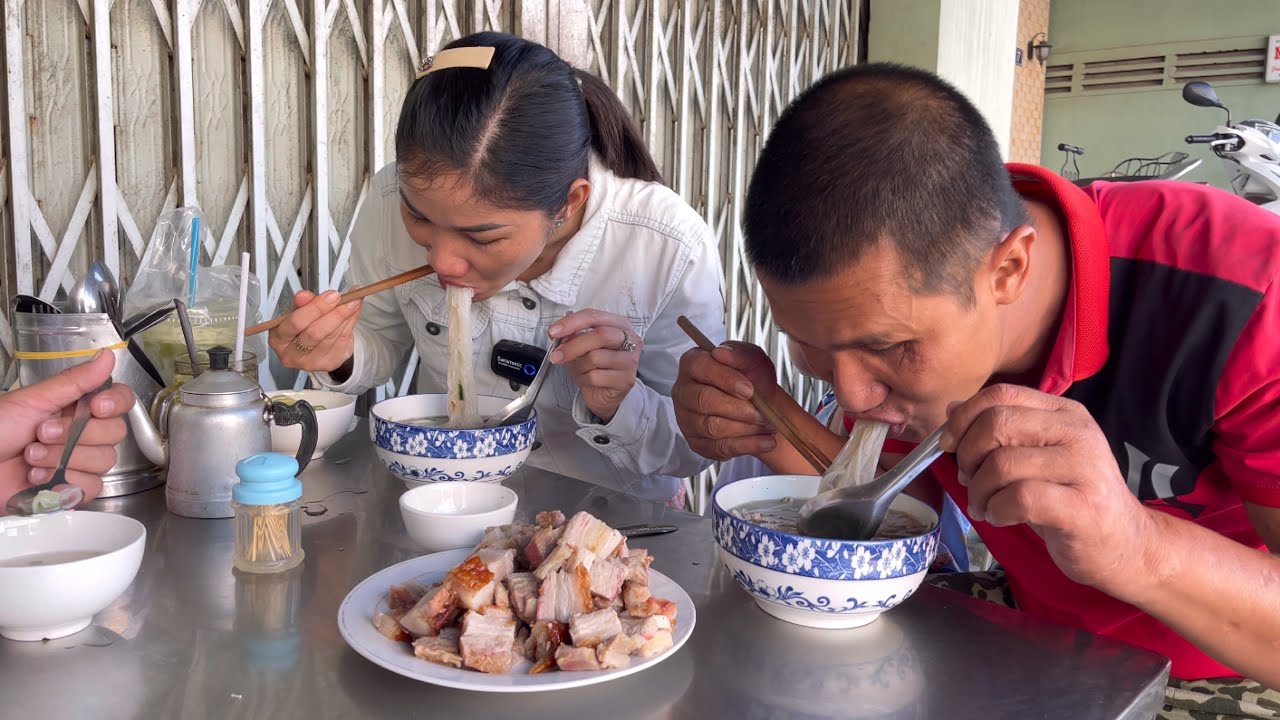 Lần đầu ăn hủ tiếu heo quay giòn rụm và cái kết