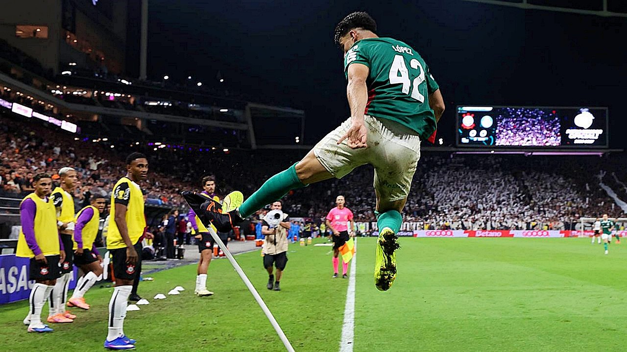 Flaco Lopez chutando a bandeirinha do Corinthians ap&oacute;s marcar o gol da vit&oacute;ria do Palmeiras