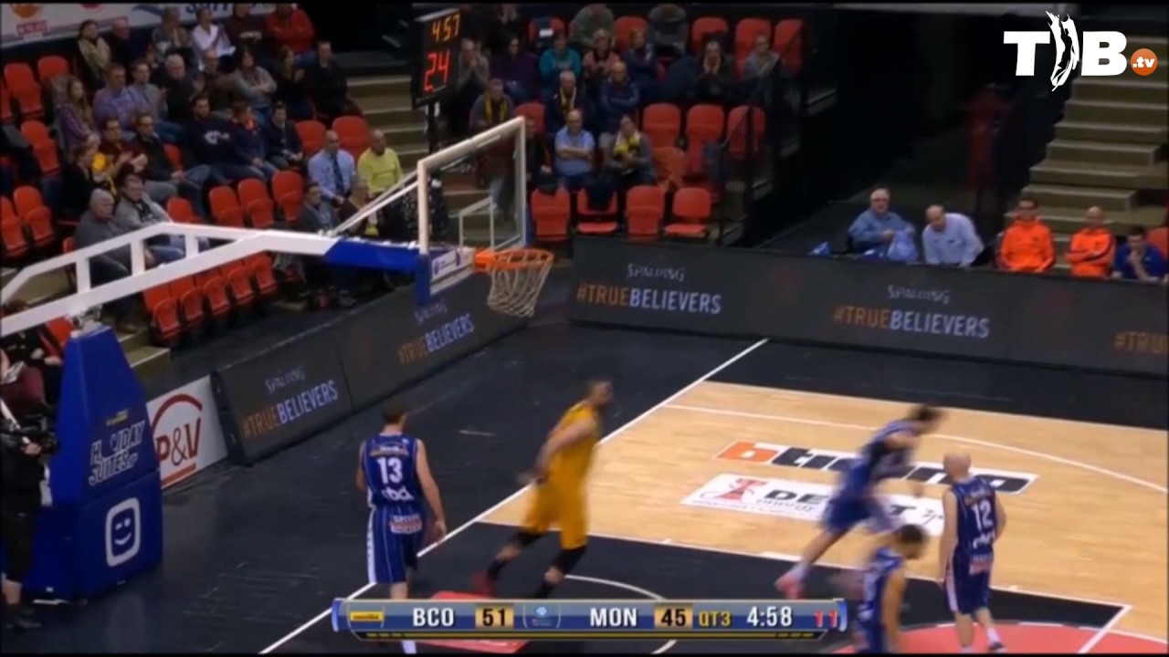 Rasko Katic (Oostende) with the two handed crusher