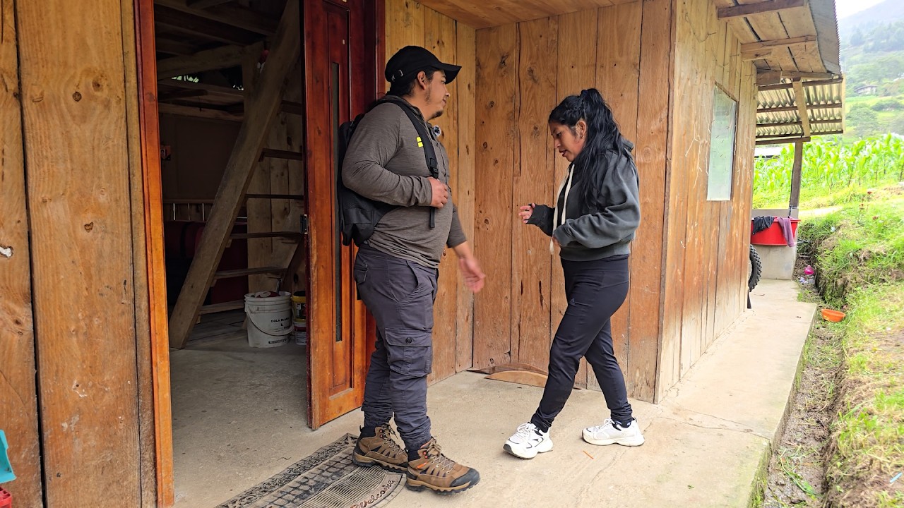 La mujer que siente cansada de su esposo.