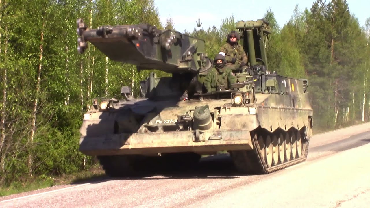 Nuoli 21 sotaharjoituksen kalustoa Karvia-Parkano tiellä