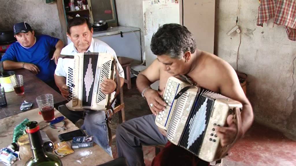 Pocho Sosa tocando la mocha ahorcada