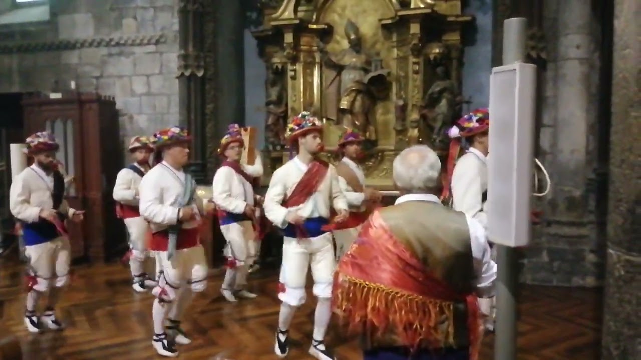 Entrada de los Romeros de Santa Orosia en la Catedral de San Pedro de Jaca.