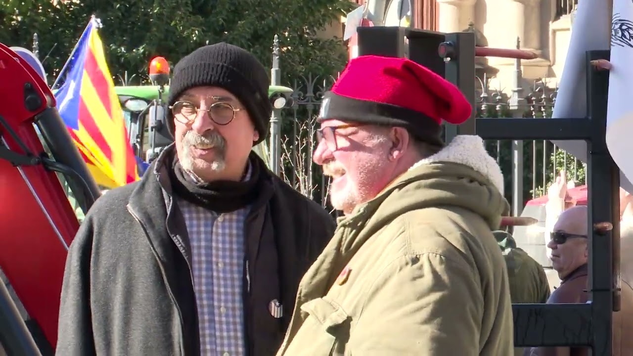 Tractores de Tarragona y de toda Catalunya toman la Gran Vía de Barcelona y quieren dormir allí