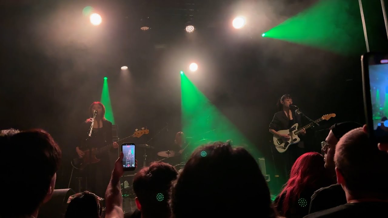 ベルリンの羊文学のライブを観に行く。25.10.19 DE・Berlin公演 「Hitsujibungaku Europe Tour 2025」より「そこから」「OOPARTS」