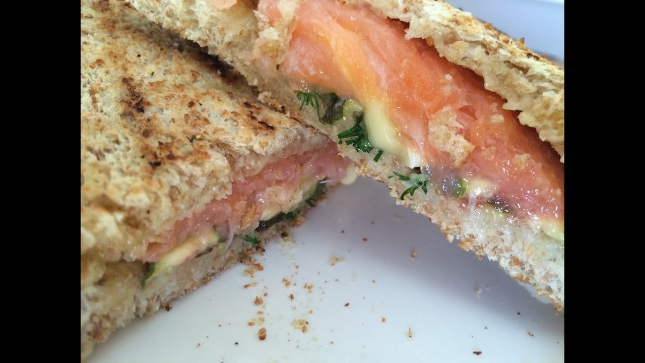 Sandwich mit Räucherlachs, Camembert & Feigen - Vorspeise vom Grill