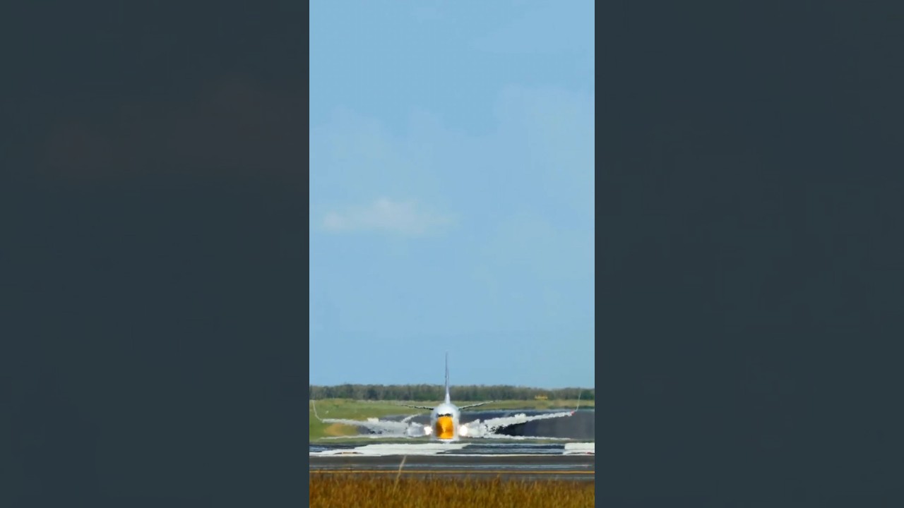Boeing 737-300 Runway Incident  #aeroplane #news