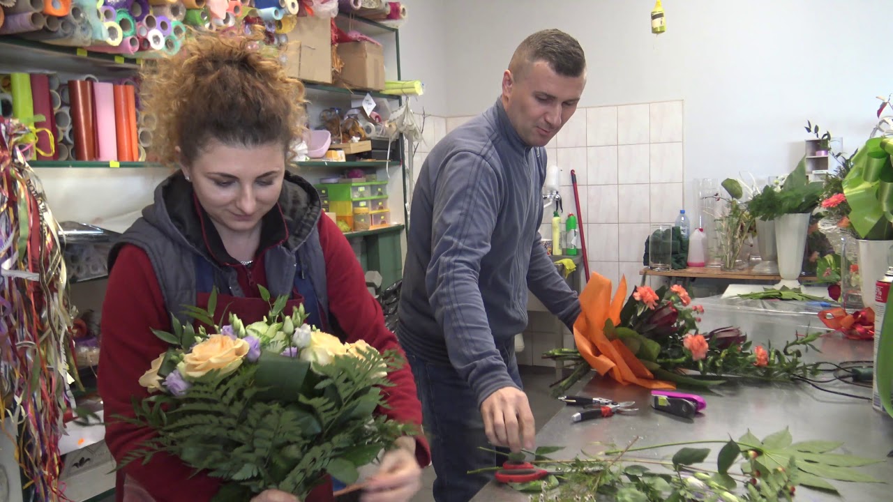 Floryści z kwiaciarni Centrum Koszalin przygotowują bukiety na Dzień Nauczyciela