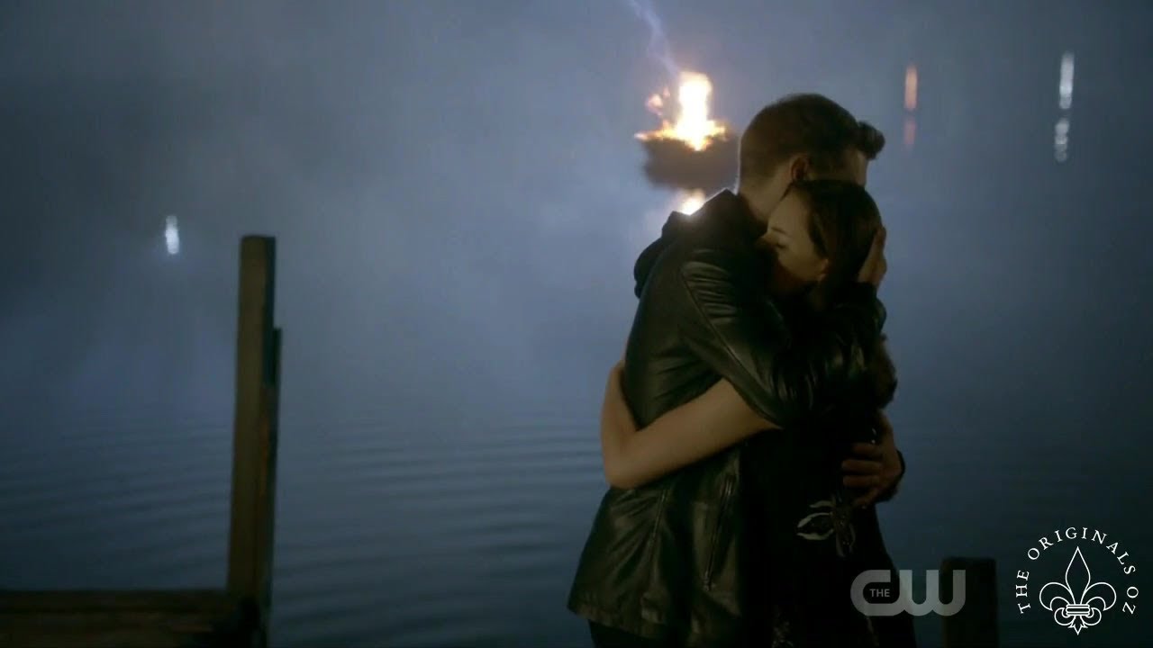 The Originals 5x07 Hayleys funeral. Klaus and Hope hug