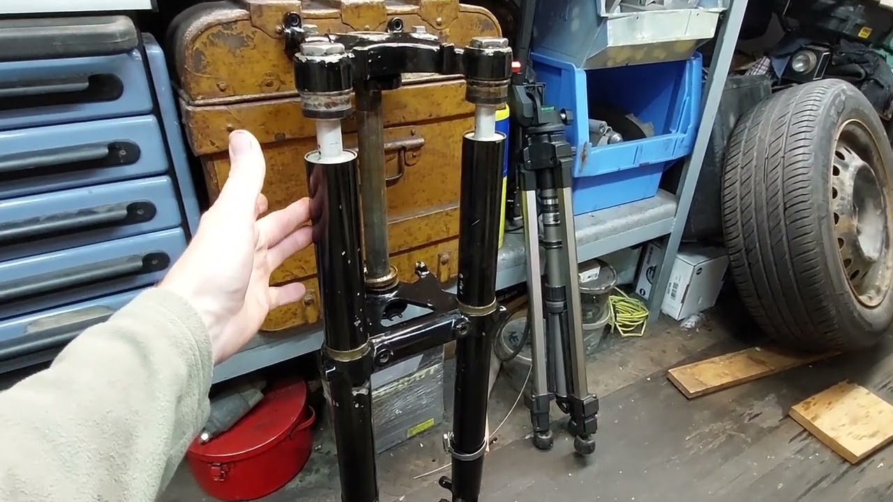 AIRCRAFT UNDERCARRIAGE ON A MOTORCYCLE !! STRIPPING DOWTY FORKS ON THE SCOTT FLYING SQUIRREL.