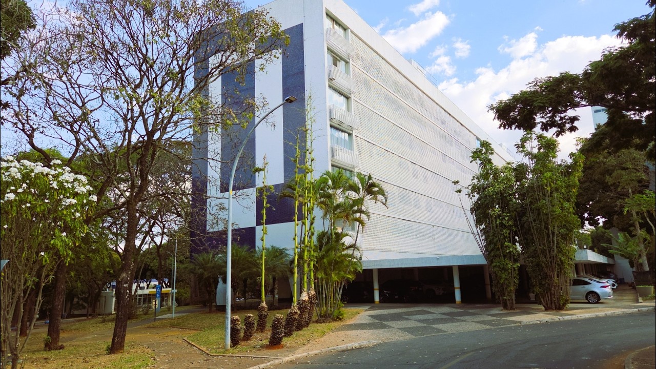 Brasília - SQS 208 - Caminhando na seca de agosto