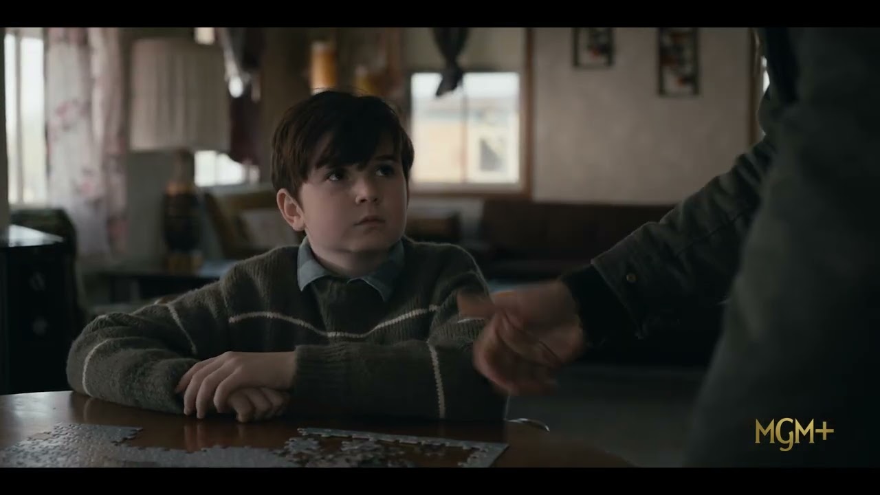 Сцена из сериала &laquo;Извне&raquo;: Джим прощается с Джули и Итаном, отправляясь на поиски Табиты