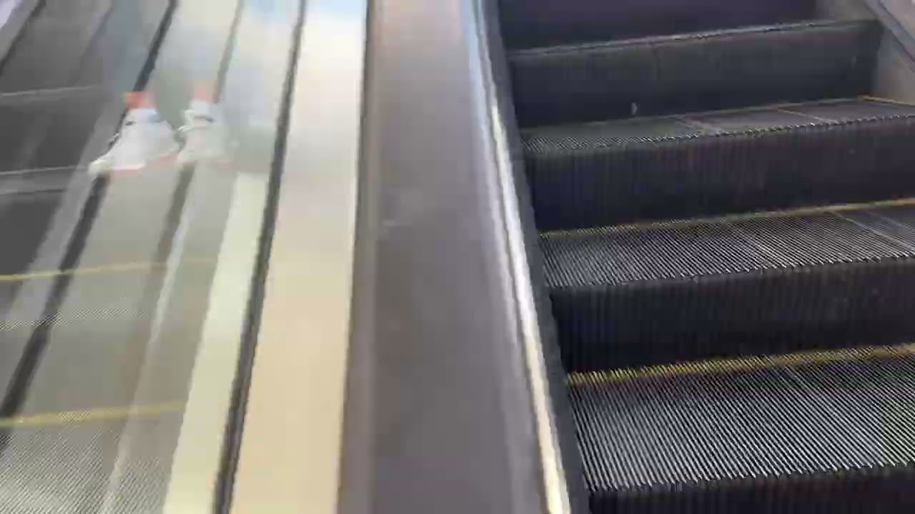 Timelapse of OTIS?? 1-2 Center Court Escalator at Ala Moana Center - Honolulu HI