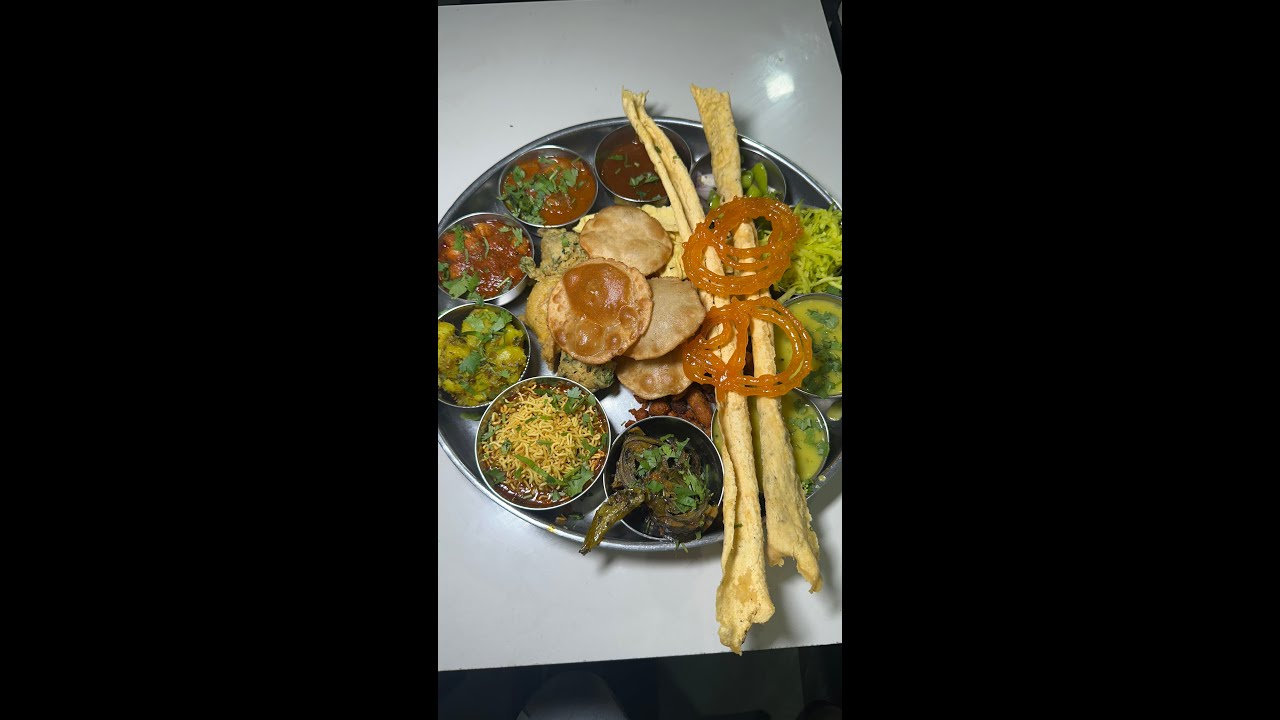 आज़ादी से पहले कि इस दुकान पर मिलती है स्वादिष्ट😋थाली लोग घंटों लाइन में लगकर खाने के लिए आते हैं!