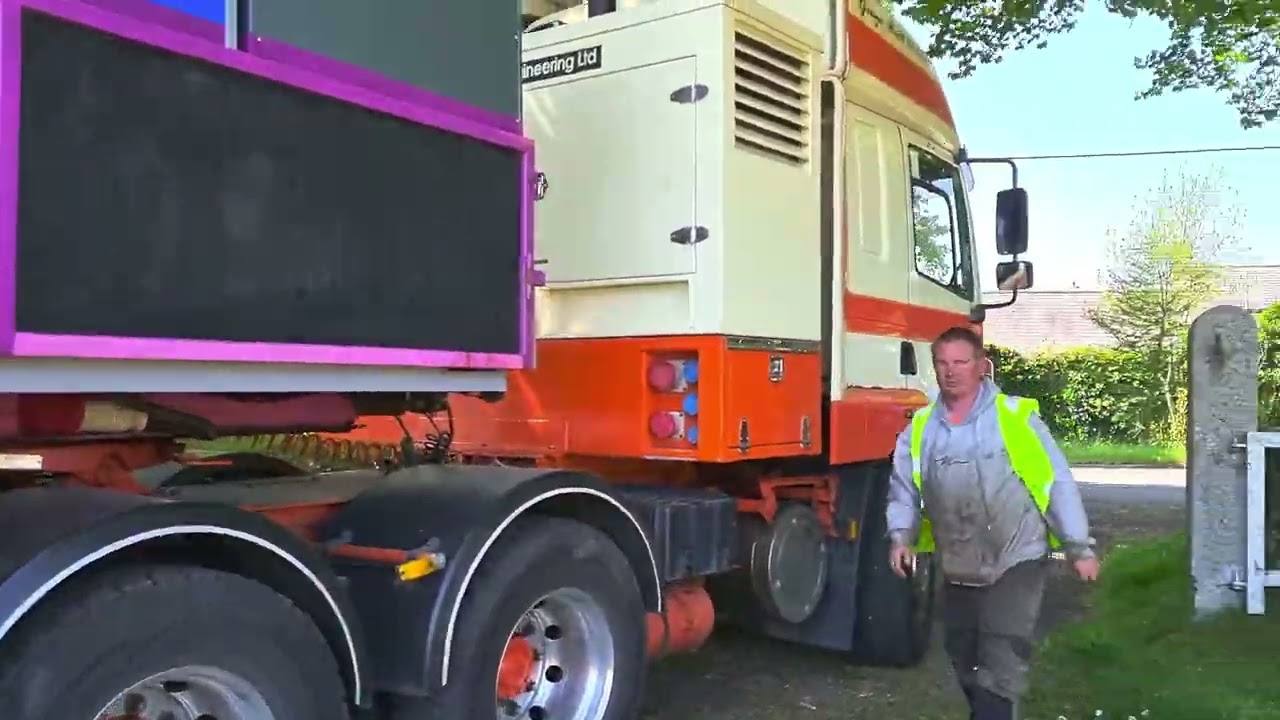 George deveys Waltzer load and Aaron Brett's twist pulling on  bodmin fairground  .please subscribe