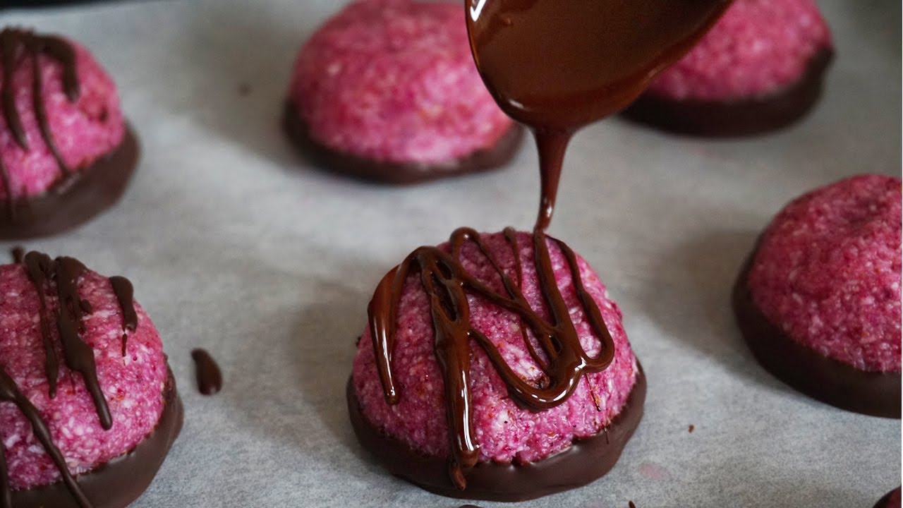 PINK PITAYA COCONUT MACAROONS (vegan, gluten free, refined sugar free)  | Cooking with Parita