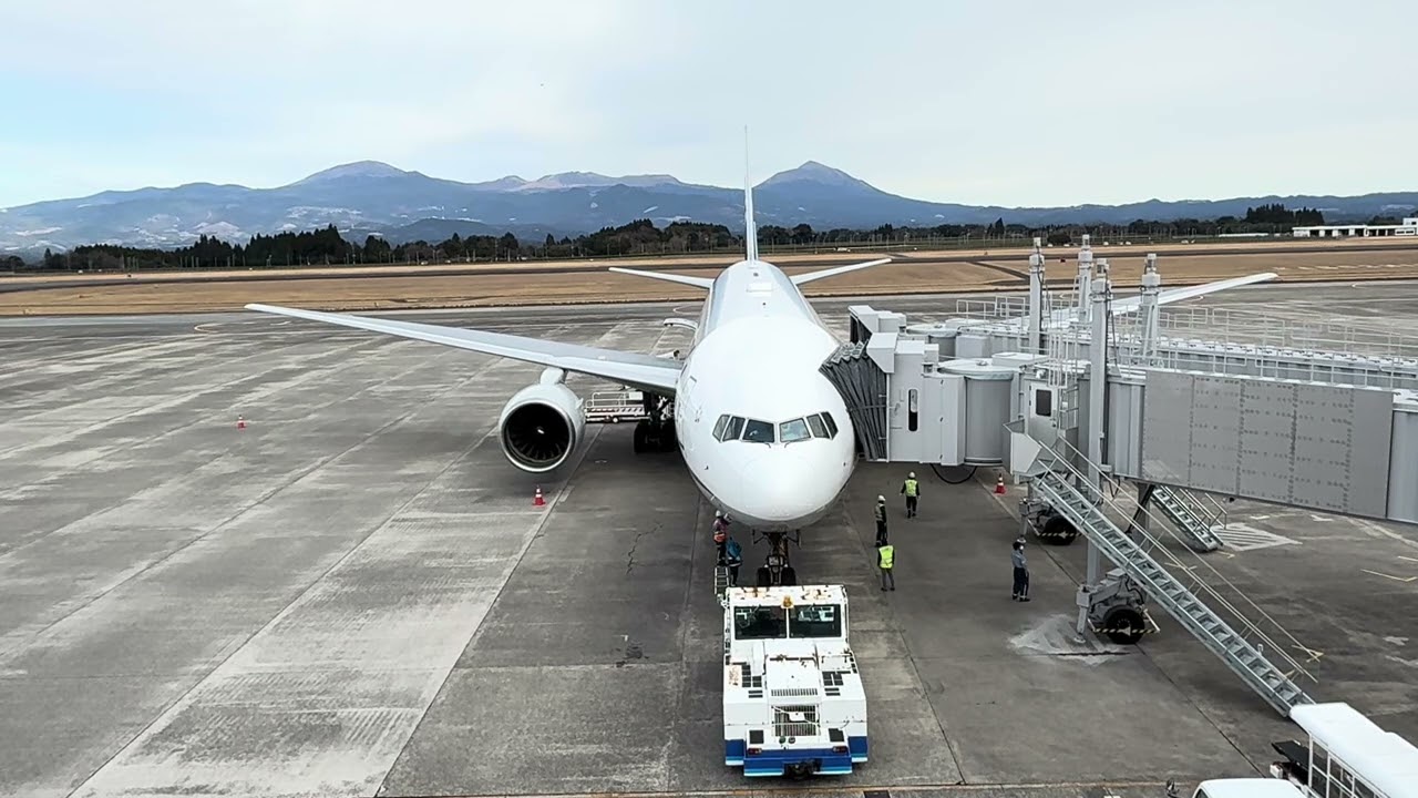 鹿児島空港ANA 626便ボーイング777-200ERは6ゲート出発準備中
