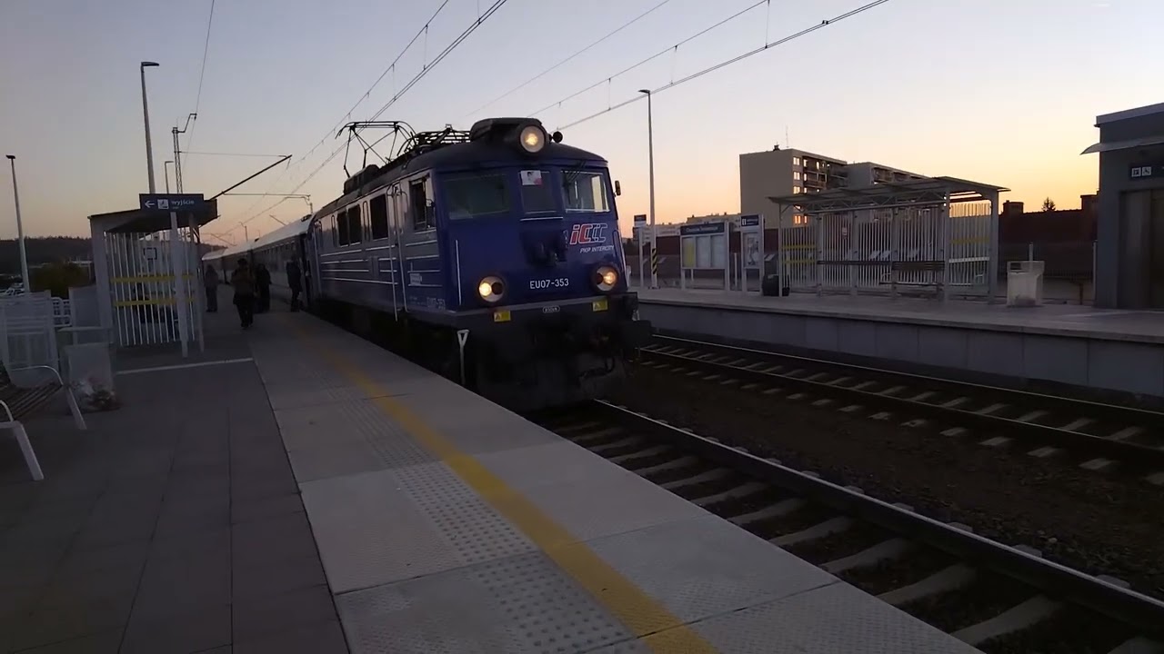 Pociąg IC 102 Danubius na stacji Chrzan&oacute;w Śr&oacute;dmieście
